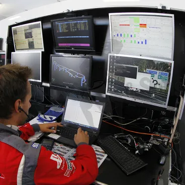 Telemetry flight case 3 seats and 6 monitors